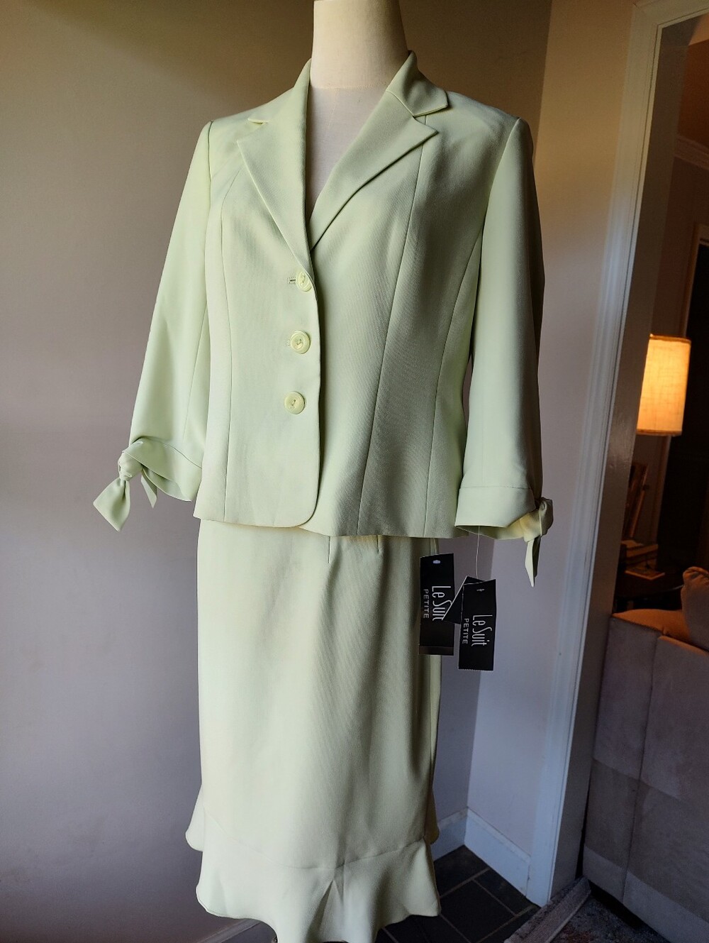 Le Suit Pastel Green Women's Skirt Suit - Tailored Two-Piece Set 4P Petite